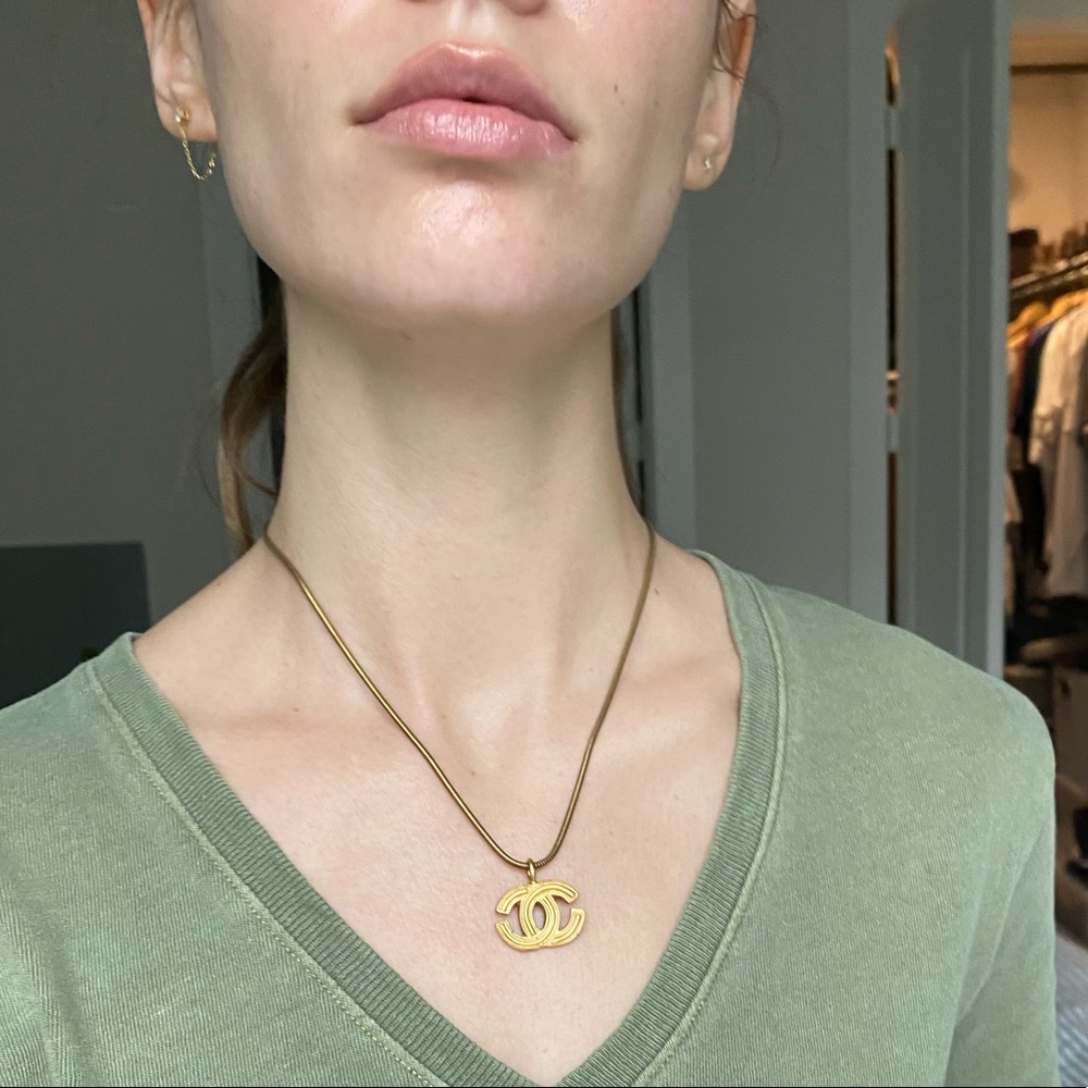 Gold-tone Chanel CC pendant necklace - Picture 3 of 12